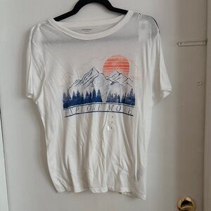 Old Navy White Graphic T-Shirt with Mountain Design